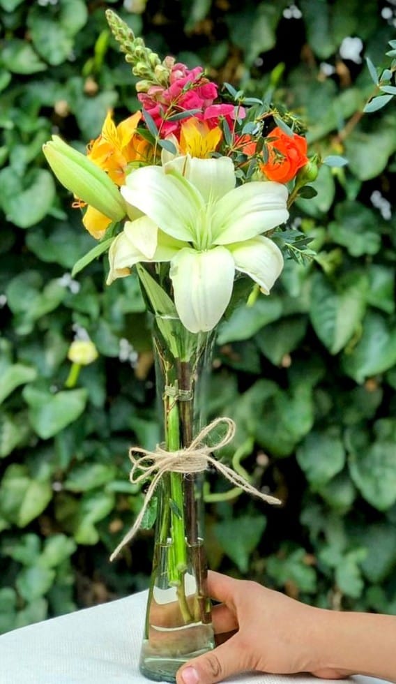 FLORERO DE LILI BLANCA