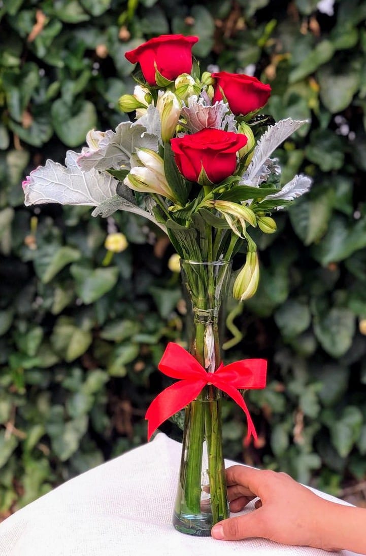 FLORERO DE ROSAS ROJAS